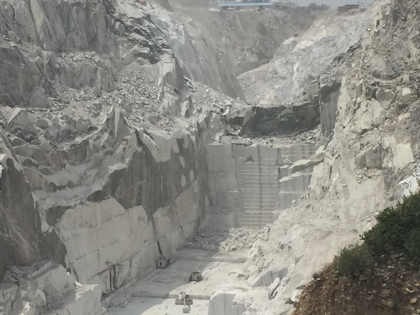 直纹白矿山(Ruled White Quarry)